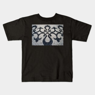 Swirly black and white patterns in Portuguese cobblestone Kids T-Shirt